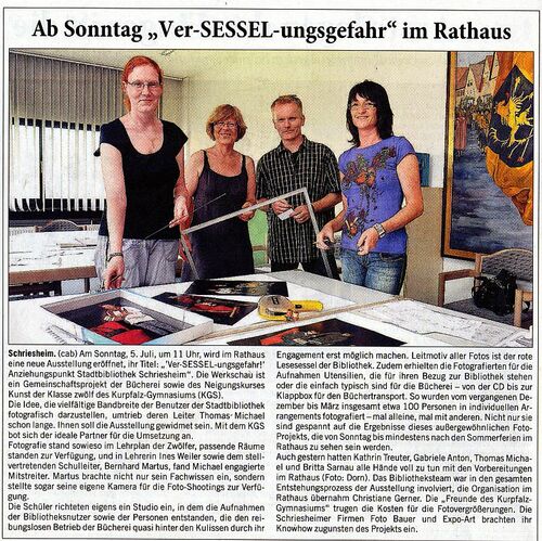 Vorbereitungen für die Ausstellung "Ver-SESSEL-ungsgefahr!" - Anziehungspunkt Stadtbibliothek / RNZ vom 02.07.09